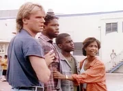 (v.l.n.r.) MacGyver (Richard Dean Anderson), Brian (Garvin Funches), Kelvin (Vonte Sweet) und Mrs. Jeffries (Margaret Avery) beobachten, wie ein Junge von einem Bandenmitglied zum Mitmachen &uuml;berredet wird.