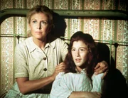Olivia Walton (Michael Learned, l.) und Elizabeth (Kami Cotler, r.) warten auf den Poltergeist, der seit einiger Zeit im Haus sein Unwesen treibt.