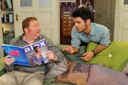 Maik (Sebastian K&ouml;nig, r.) muss entsetzt feststellen, dass Dieter (Armin Dillenberger, l.) in der WG verr&auml;terische Lekt&uuml;re gefunden hat ...