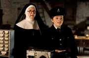 Sister Boniface (Lorna Watson, l.) und Peggy Button (Ami Metcalf, r.).