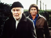 Frank (Lew Ayres, l.) berichtet Jonathan (Michael Landon, r.), dass er seine Jugendliebe Genna wiedergesehen hat.