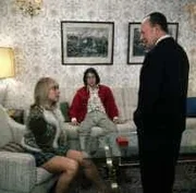 Alle am Mordfall Dr. Meinhardt beteiligten Personen sind versammelt. Kommissar Keller hat die Widerspr&uuml;che ihrer Aussagen aufgedeckt und nun wird sich zeigen, ob der M&ouml;rder &uuml;berf&uuml;hrt werden kann. Es ist eine schwierige Lage, denn jeder misstraut jedem. V.l.n.r. Monika Lundi, Christof Wackernagel, Erik Ode