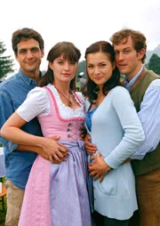 Zwei vermeintlich gl&uuml;ckliche P&auml;rchen: Katharina (Henriette Richter-R&ouml;hl, 2.v.re.) mit ihrem Freund Markus (Stefan Murr, re.) und Elena (Ina Paule Klink, 2.v.li.) mit ihrem kanadischen Verlobten Tom (Robert Seeliger).