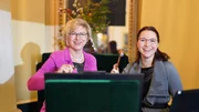 Anke Wendl und Julia Wendl w&auml;hrend einer Auktion