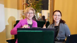 Anke Wendl und Julia Wendl w&auml;hrend einer Auktion