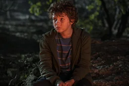 Connor (Finn Little) ist mit Hannah auf der Flucht. Sie m&cedil;ssen sich im Wald verstecken.