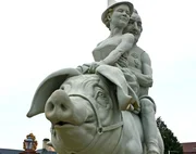 Die Skulptur, auf dem Schlossplatz in Schwetzingen zu sehen, zeigt Kurfürst Karl Theodor mit seiner Mätresse. Die Skulptur stammt vom Bildhauer Peter Lenk. Die Skulptur, auf dem Schlossplatz in Schwetzingen zu sehen, zeigt Kurfürst Karl Theodor mit seiner Mätresse. Die Skulptur stammt vom Bildhauer Peter Lenk.