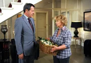 Gunter (Hermann Toelcke, l.) und Erika (Madeleine Lierck-Wien, r.) suchen nach einer Erkl&auml;rung f&uuml;r Merles merkw&uuml;rdiges Verhalten.