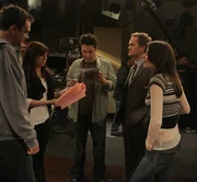 L-R: Marshall (Jason Segel), Lily (Alyson Hannigan), Ted (Josh Radnor), Barney (Neil Patrick Harris)  und Robin (Cobie Smulders)