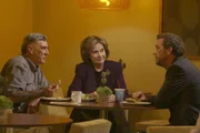 Kann einem Treffen mit seinen Eltern (R. Lee Ermey, l. und Diane Baker, M.) nicht l&auml;nger aus dem Weg gehen: Dr. Gregory House (Hugh Laurie, r.)