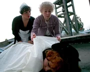 V.l.n.r.: Jane Cooper (Martine McCutcheon), Miss Marple (Geraldine McEwan) und Tilly Rice (Hannah Spearritt)
