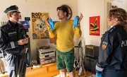 Polizist Malte Niebecker (Joshua Seelenbinder, l.) untersucht den Tatort ohne Handschuhe. Geht gar nicht, meint Tim Seebach (Oliver Mommsen, Mitte). Polizeibeamtin Wiebke T&ouml;nnessen (Antonia Bill, r.) &auml;rgert sich, dass ausgerechnet dieser arrogante Schauspieler Malte darauf hinweisen muss. Tim ist schlie&szlig;lich nur TV-Kommissar!