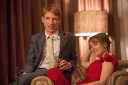 In einem Dunkelrestaurant trifft Tim (Domhnall Gleeson, l.) das erste Mal auf Mary (Rachel McAdams, r.) und obwohl die beiden sich nicht sehen k&ouml;nnen, knistert es zwischen ihnen gewaltig ...