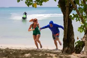 Mathilde Dorian (Amandine Chauveau, l.); Philippe Dorian (Valentin Papoudof, r.)