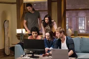 L-R: Ray (Diego Luna, Sophia (Kiersey Clemons), Marlo (Nina Dobrev), Courtney (Ellen Page) und   Jamie (James Norton)