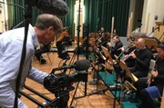 rbb Fernsehen SO KLANG DIE DEFA - FILMMUSIK AUS BABELSBERG, am Dienstag (02.10.18) um 21:00 Uhr. Wer heute an die DEFA denkt, an das filmische Erbe der DDR, hat wohl nicht nur Filmbilder im Kopf, sondern auch einige der unverg&auml;nglichen Melodien, die in Babelsberg entstanden sind, die Filmmusiken der DEFA. - Der Kameramann Andr&eacute; B&ouml;hm und Mitglieder des Deutschen Filmorchesters Babelsberg &copy; rbb/ Media Park GmbH, honorarfrei - Verwendung gem&auml;&szlig; der AGB im engen inhaltlichen, redaktionellen Zusammenhang mit genannter rbb-Sendung bei Nennung "Bild: rbb/ Media Park GmbH" (S2+). rbb Presse & Information, Masurenallee 8-14, 14057 Berlin, Tel: 030/97 99 3-12118 oder -12116, pressefoto@rbb-online.de