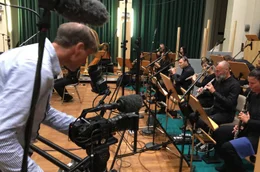 rbb Fernsehen SO KLANG DIE DEFA - FILMMUSIK AUS BABELSBERG, am Dienstag (02.10.18) um 21:00 Uhr. Wer heute an die DEFA denkt, an das filmische Erbe der DDR, hat wohl nicht nur Filmbilder im Kopf, sondern auch einige der unverg&auml;nglichen Melodien, die in Babelsberg entstanden sind, die Filmmusiken der DEFA. - Der Kameramann Andr&eacute; B&ouml;hm und Mitglieder des Deutschen Filmorchesters Babelsberg &copy; rbb/ Media Park GmbH, honorarfrei - Verwendung gem&auml;&szlig; der AGB im engen inhaltlichen, redaktionellen Zusammenhang mit genannter rbb-Sendung bei Nennung "Bild: rbb/ Media Park GmbH" (S2+). rbb Presse & Information, Masurenallee 8-14, 14057 Berlin, Tel: 030/97 99 3-12118 oder -12116, pressefoto@rbb-online.de