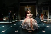 Das Ensemble von &bdquo;Il Gattopardo&ldquo; am Schauspielhaus Z&uuml;rich. Im Zentrum Mirjam Rast als Angelica.