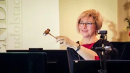 Anke Wendl bei der Auktion mit Hammer