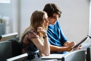 Claire Wilkes (Anja Savcic, l.); Ryan (Daniel Doheny, r.)