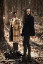 Cleo (Omono Okojie, l.); Hope Mikaelson (Danielle Rose Russell, r.)