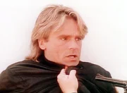 MacGyver (Richard Dean Anderson) wird von Minton bedroht.