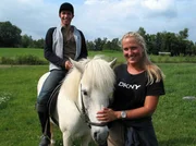 Willi Weitzel erfährt alles über die Arbeit auf einem Gestüt und bekommt eine Reitstunde auf einem Pony; Steffi hat ihm eine geduldige Stute ausgesucht. Willi Weitzel erfährt alles über die Arbeit auf einem Gestüt und bekommt eine Reitstunde auf einem Pony; Steffi hat ihm eine geduldige Stute ausgesucht.