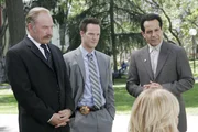 Bei Monks (Tony Shalhoub, re.) Jahrgangstreffen auf dem College tauchen auch Capt. Stottlemeyer (Ted Levine, l.) und Lt. Disher (Jason Gray-Stanford) auf, die einen Mord aufkl&auml;ren m&uuml;ssen, dessen Spuren offensichtlich zu den Teilnehmern des Klassentreffens f&uuml;hren.