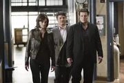 Nachdem Dick Coonan (Jay R. Ferguson, M.) einen Polizisten überwältigte, nimmt er Castle (Nathan Fillion, r.), als Geisel. Auch Kate (Stana Katic, l.) ist machtlos und muss nun nach Dicks Regeln spielen... Nachdem Dick Coonan (Jay R. Ferguson, M.) einen Polizisten überwältigte, nimmt er Castle (Nathan Fillion, r.), als Geisel. Auch Kate (Stana Katic, l.) ist machtlos und muss nun nach Dicks Regeln spielen...