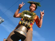 Willi Weitzel ist diesmal auf der Ornach Alpe bei Familie Schneider zu Gast, die sich dort um 40 Milchk&uuml;he k&uuml;mmern. Am Ende des Sommers werden die Tiere geschm&uuml;ckt zur&uuml;ck ins Tal getrieben.