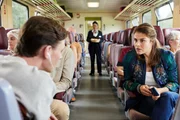 Otis (Rick Okon) sagt Sandra (Katharina Wackernagel) was er von ihren Telefonaten mit ihrem Mann h&auml;lt.