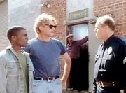 Kelvin (Vonte Sweet, l.) und MacGyver (Richard Dean Anderson, M.) werden von Sergeant Mullins (James Mathers, r.) verh&ouml;rt.