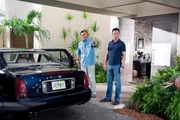 Sam (Bruce Campbell, l.) und Michael (Jeffrey Donovan) gelingt es, in ein schwerbewachtes Lagerhaus einzubrechen und einen Koffer mit "sensibler Elektronik" zu stehlen. Jedoch geraten sie auf dem Rückweg unter starken Beschuss. Sam (Bruce Campbell, l.) und Michael (Jeffrey Donovan) gelingt es, in ein schwerbewachtes Lagerhaus einzubrechen und einen Koffer mit "sensibler Elektronik" zu stehlen. Jedoch geraten sie auf dem Rückweg unter starken Beschuss.