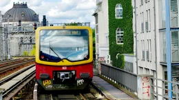 Ein Klassiker auf Schienen: Vor 100 Jahren, am 08. August 1924, fuhr die erste elektrifizierte S-Bahn durch Berlin. Seitdem sind die rot-gelben Wagen nicht mehr wegzudenken. Der Film erz&auml;hlt von den H&ouml;he- und Tiefpunkten aus der bewegten S-Bahngeschichte, blickt hinter die Kulissen des Fahrbetriebs zwischen Werkstatt und Leitzentrale und erz&auml;hlt von den Menschen, die den Betrieb am Laufen halten. - S-Bahn in Berlin Mitte.