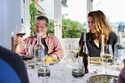 Sandra (Katharina Wackernagel) und Christian (Aurel Manthei) verbringen einen sch&ouml;nen Abend mit Otis und Bill, denen sie zuf&auml;llig auf dem Weg in ihr romantisches Wochenende begegnet sind.