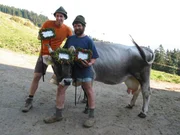 Willi Weitzel (links) und Josef Schneider von der Ornach Alpe mit einer geschm&uuml;ckten Kuh beim Almabtrieb.