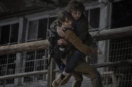 Auf der Flucht vor Connorss Verfolgern seilt sich Hannah (Angelina Jolie) mit Connor (Finn Little) von dem durch einen Blitz zerst&ouml;rten Feuerwachturm ab.