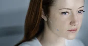 Um zu verhindern, dass ihr Partner von au&szlig;erirdischen "Pl&uuml;nderern" angegriffen wird, &uuml;berwacht Victoria (Andrea Riseborough) von der Raumstation "Tet" aus die Au&szlig;eneins&auml;tze ihres Partners auf der Erde.
