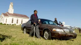 Whip (Denzel Washington, li.) und sein Anwalt Hugh Lang (Don Cheadle) inspizieren die Absturzstelle.