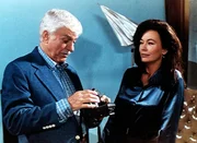 Dr. Mark Sloan (Dick Van Dyke, l.) l&auml;sst sich von der tatverd&auml;chtigen Fotografin Catherine Windsor (Lesley-Anne Down, r.) eine digitale Spezialkamera erkl&auml;ren.