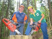 Willi versucht dem Holzf&auml;ller Max (links) bei der Arbeit im Wald zu helfen.