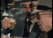 R&ouml;mische Skizzen. 1975 hatte Rom noch keine Gastarbeiter aus dem Ausland. Die Schmutzarbeit erledigten Italiener, die nach Rom gekommen waren, um dort ein besseres Auskommen zu finden. Aber auch Menschen, die es wirtschaftlich nicht notwendig h&auml;tten, ziehen nach Rom. Warum? Weil sie gem&auml;&szlig; diesem Films gerne R&ouml;mer bzw. R&ouml;merin sein wollen.