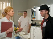Frank Mutzke (Fabian Oscar Wien, rechts) will im Rahmen des Projektes "Schwitzen statt sitzen" gemeinn&uuml;tzige Arbeit in der Sachsenklinik leisten. Oberschwester Ingrid (Jutta Kammann, links) und Pfleger Brenner (Michael Trischan) sind sichtlich schockiert, als Frank mit seinen schwarzen Klamotten und Nieteng&uuml;rtel, v&ouml;llig salopp in der T&uuml;r zum Schwesternzimmer steht.