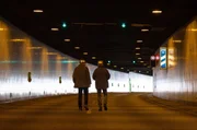 Zu Fu&szlig;, wo sonst nur Autos fahren. Mike Kr&uuml;ger und sein alter Freund Jens-Olaf Nuckel besuchen ihre fr&uuml;here Wirkungsst&auml;tte.