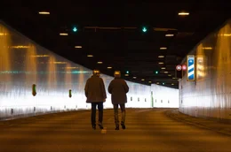 Zu Fu&szlig;, wo sonst nur Autos fahren. Mike Kr&uuml;ger und sein alter Freund Jens-Olaf Nuckel besuchen ihre fr&uuml;here Wirkungsst&auml;tte.