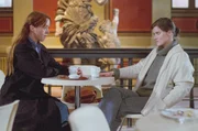 Die beiden Schwestern Juliane (Jutta Lampe, li.) und Marianne (Barbara Sukowa, re.) treffen sich heimlich. Trotz ihrer weltanschaulichen Differenzen unterst&uuml;tzt Juliane ihre Schwester immer wieder.