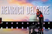 Duzi, Duzi, Duzi: Da seine Enkelin bald auf die Welt kommt, frischt Heinrich del Core seine F&auml;higkeiten im Kinderwagen-Schieben wieder auf.
