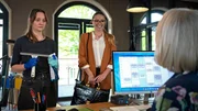 Marion von Brede (Marie Anne Fliegel, r.) wimmelt eine Bewerberin (Melanie B&ouml;hm, M.) ab und &uuml;berrascht damit Charly (Mathilde Bundschuh, l.).