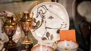 Picasso-Teller mit anderen Kunstgegenst&auml;nden
