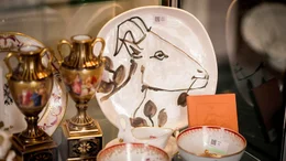 Picasso-Teller mit anderen Kunstgegenst&auml;nden